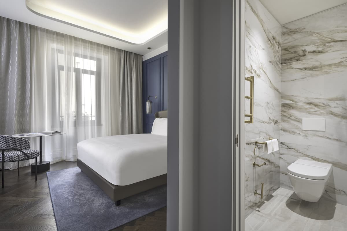 Quarto clássico, 1 cama King, banheira adaptada | 1 quarto, roupas de cama premium, frigobar, cofres nos quartos