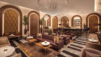 2 bars, lounge dans le hall