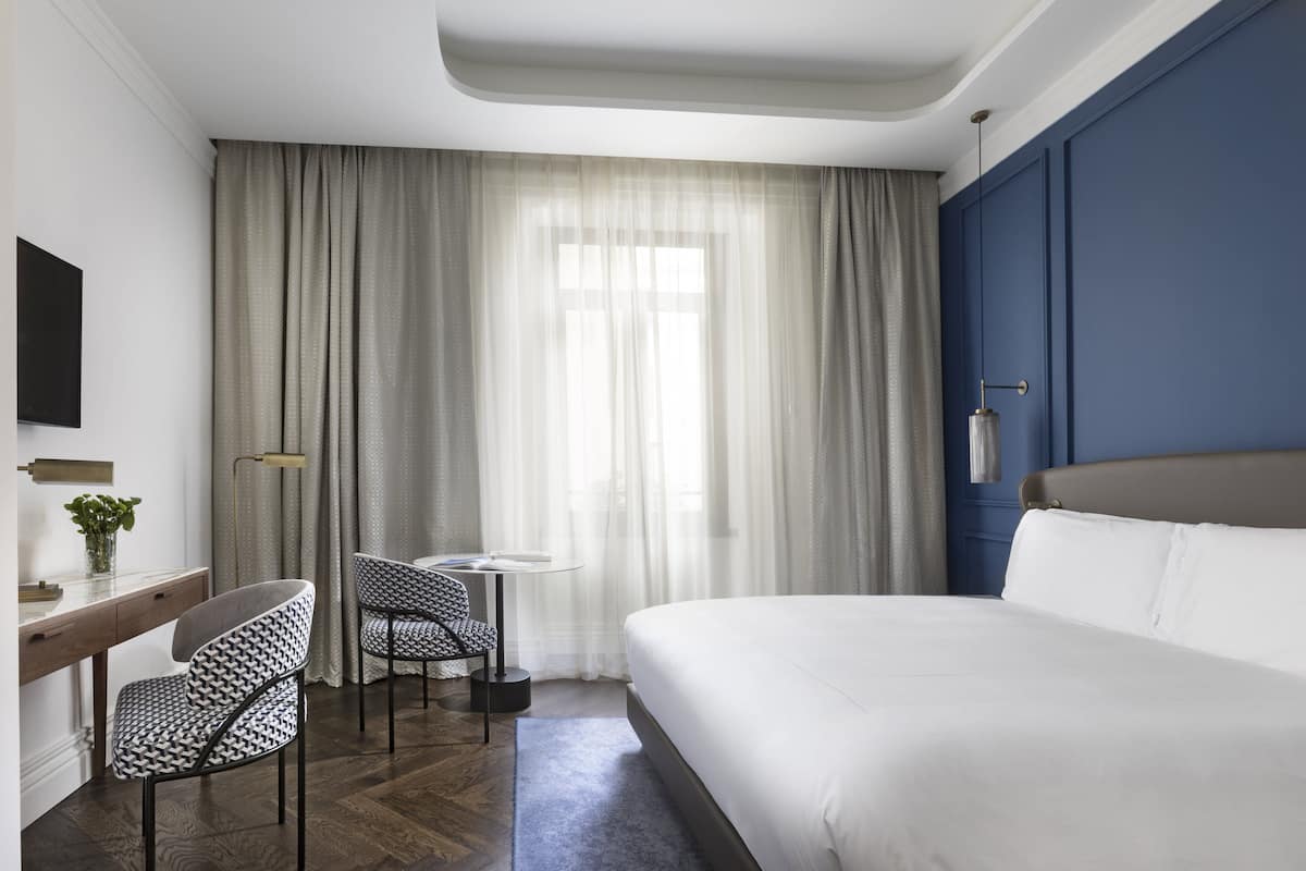 Classic Room, 1 King Bed, Accessible Bathtub