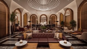 A spacious lobby with a central seating area, a chandelier, and a large plant. - InterContinental Rome Ambasciatori Palace by IHG (Rome)