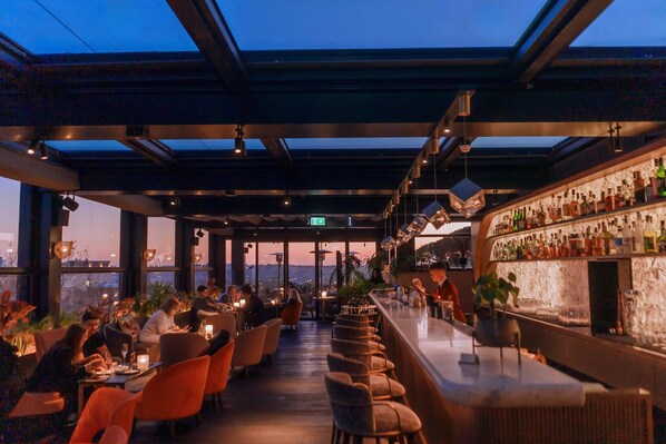 2 bars i un lounge al vestíbul 