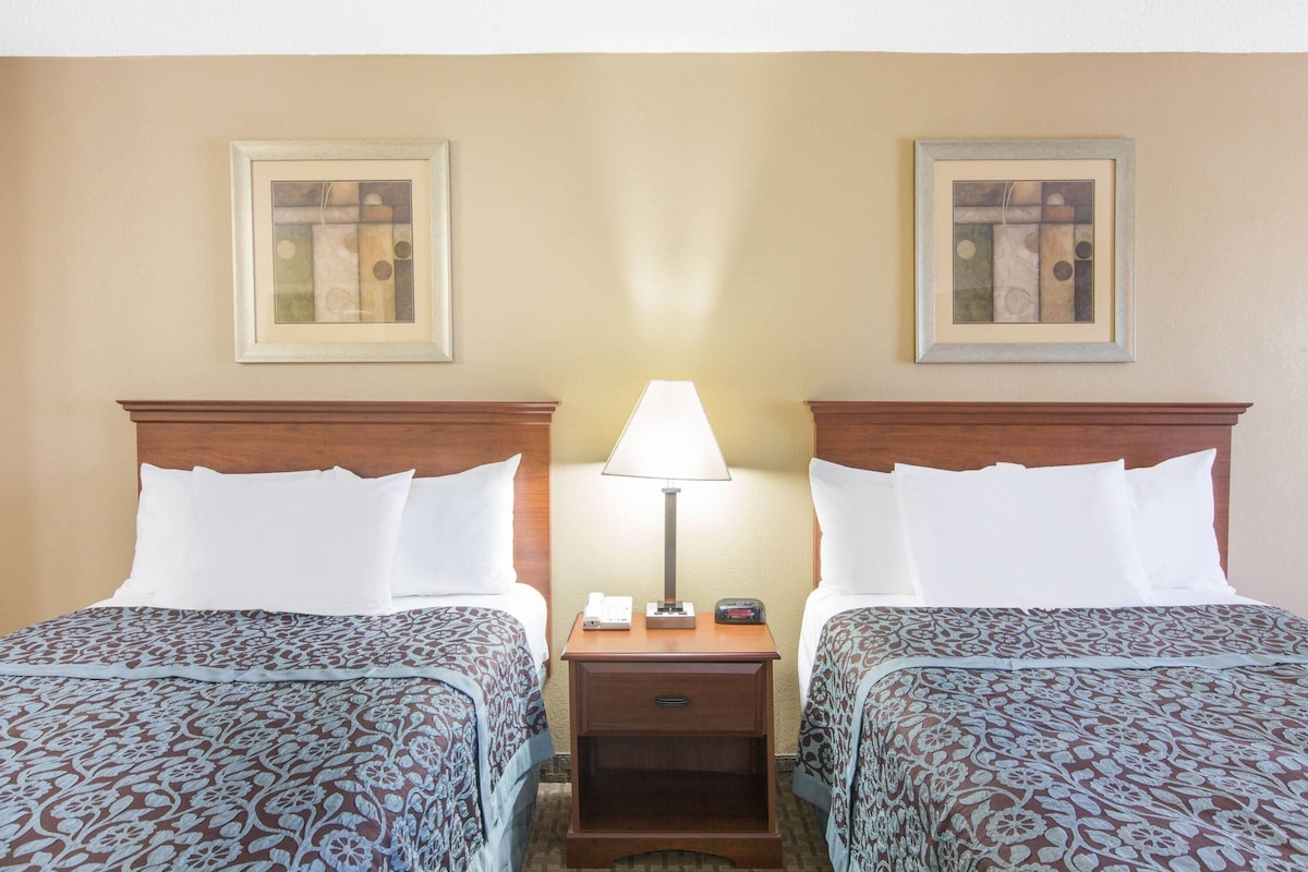 Chambre, 2 grands lits, non-fumeurs | Bureau, Wi-Fi gratuit, draps fournis