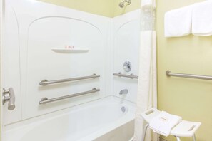 Bathtub, hair dryer, towels - Days Inn by Wyndham Ripley (Ripley)