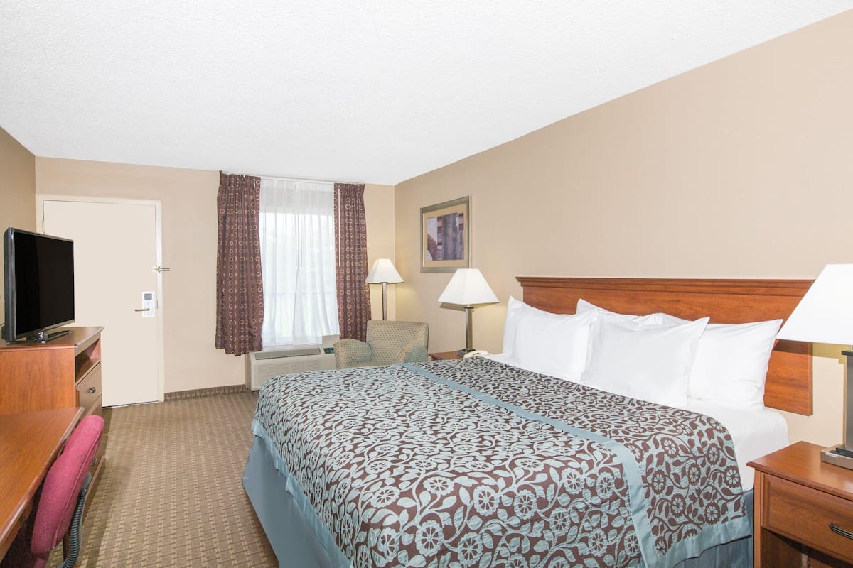 Standard Room, 1 King Bed | Desk, iron/ironing board, cribs (free), rollaway beds (surcharge)