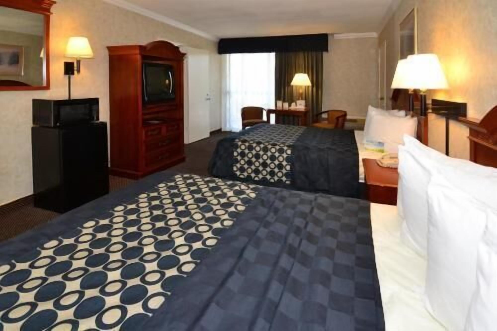 Premium bedding, in-room safe, desk, laptop workspace