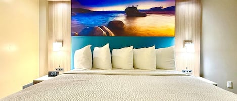 Standaard kamer, 1 kingsize bed | Luxe beddengoed, een kluis op de kamer, een bureau, een laptopwerkplek