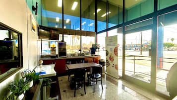 Dagelijks ontbijt voor onderweg inbegrepen