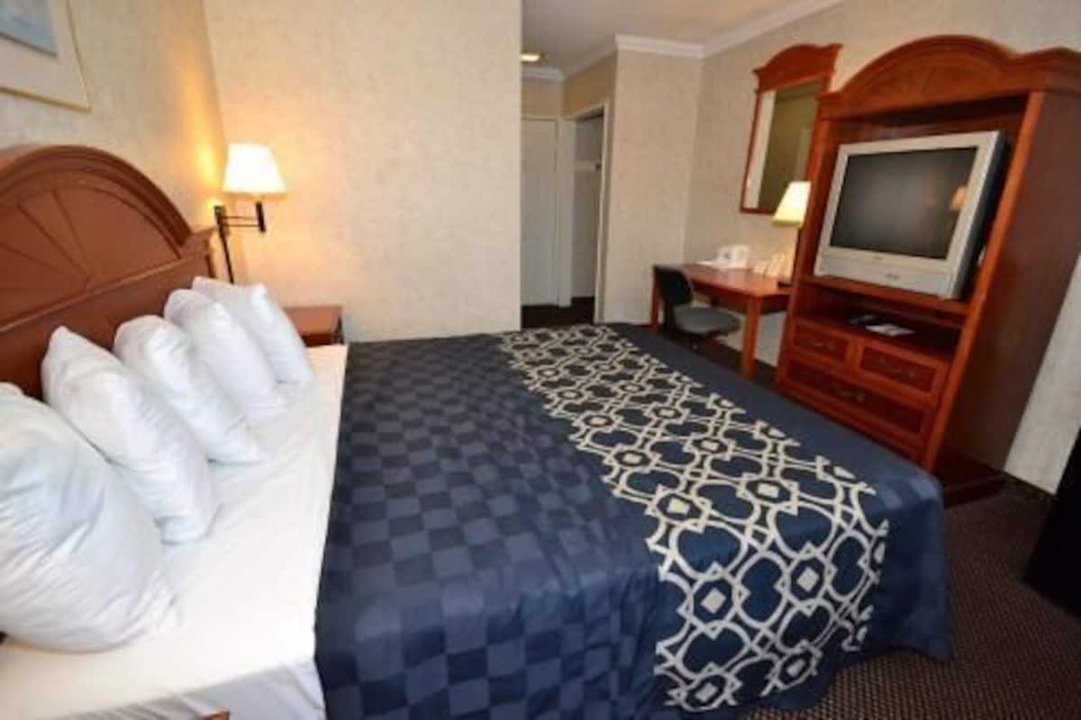 Premium bedding, in-room safe, desk, laptop workspace