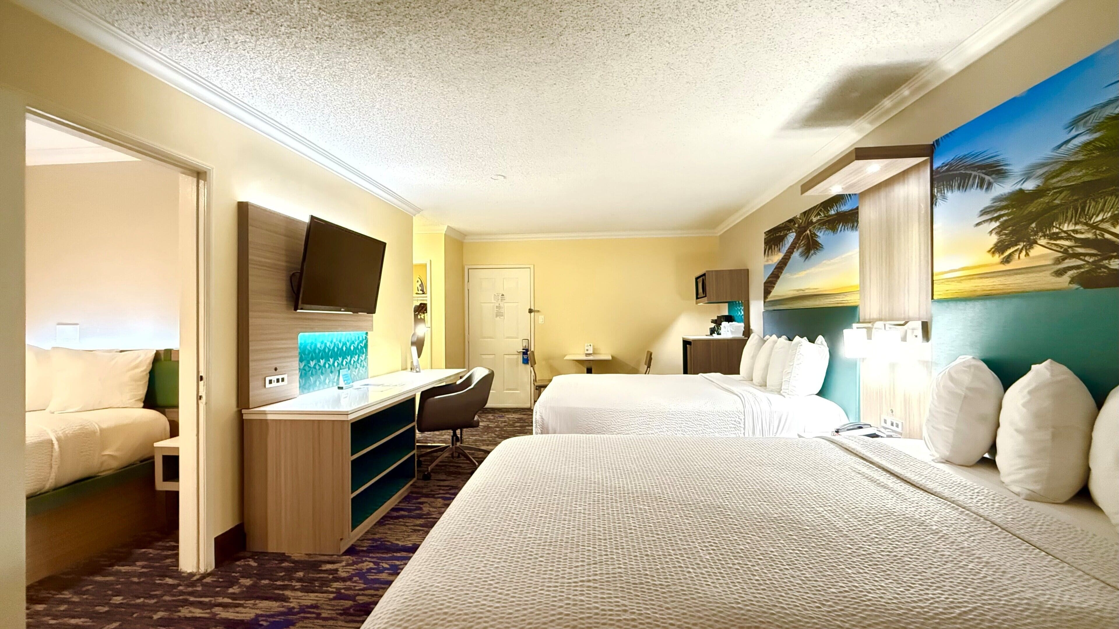 Ylelliset vuodevaatteet, tallelokero huoneessa, työpöytä