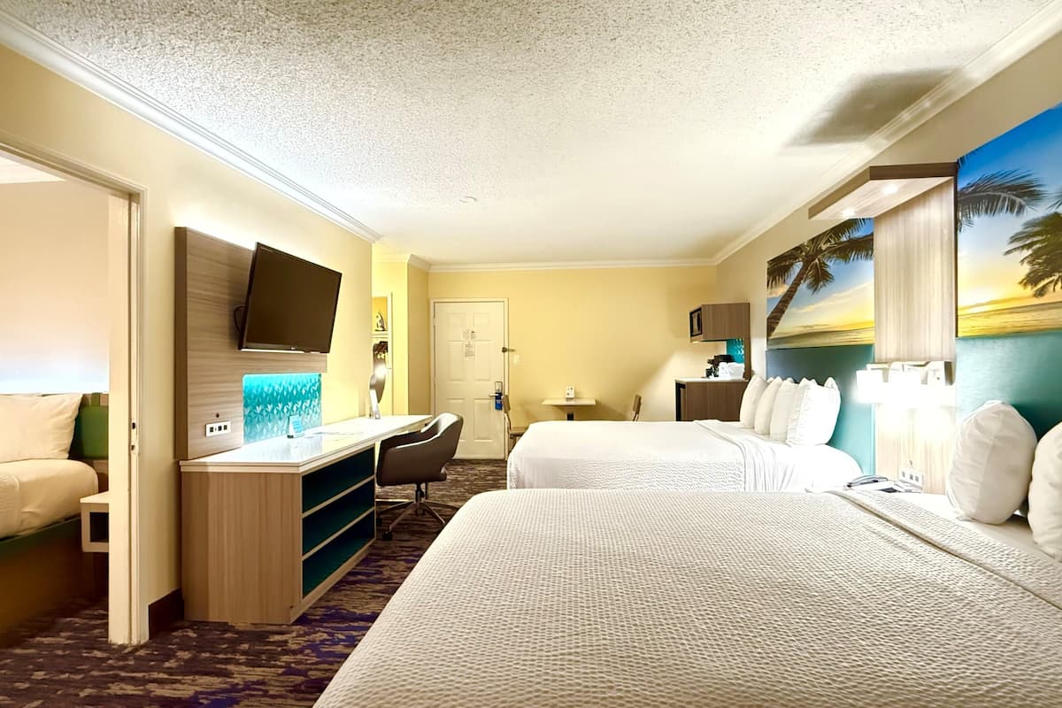 Ylelliset vuodevaatteet, tallelokero huoneessa, työpöytä