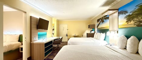 Ylelliset vuodevaatteet, tallelokero huoneessa, työpöytä