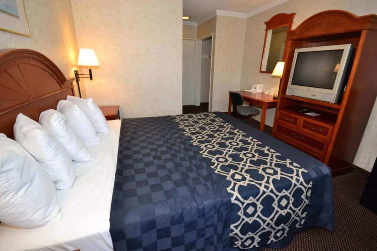 Premium bedding, in-room safe, desk, laptop workspace