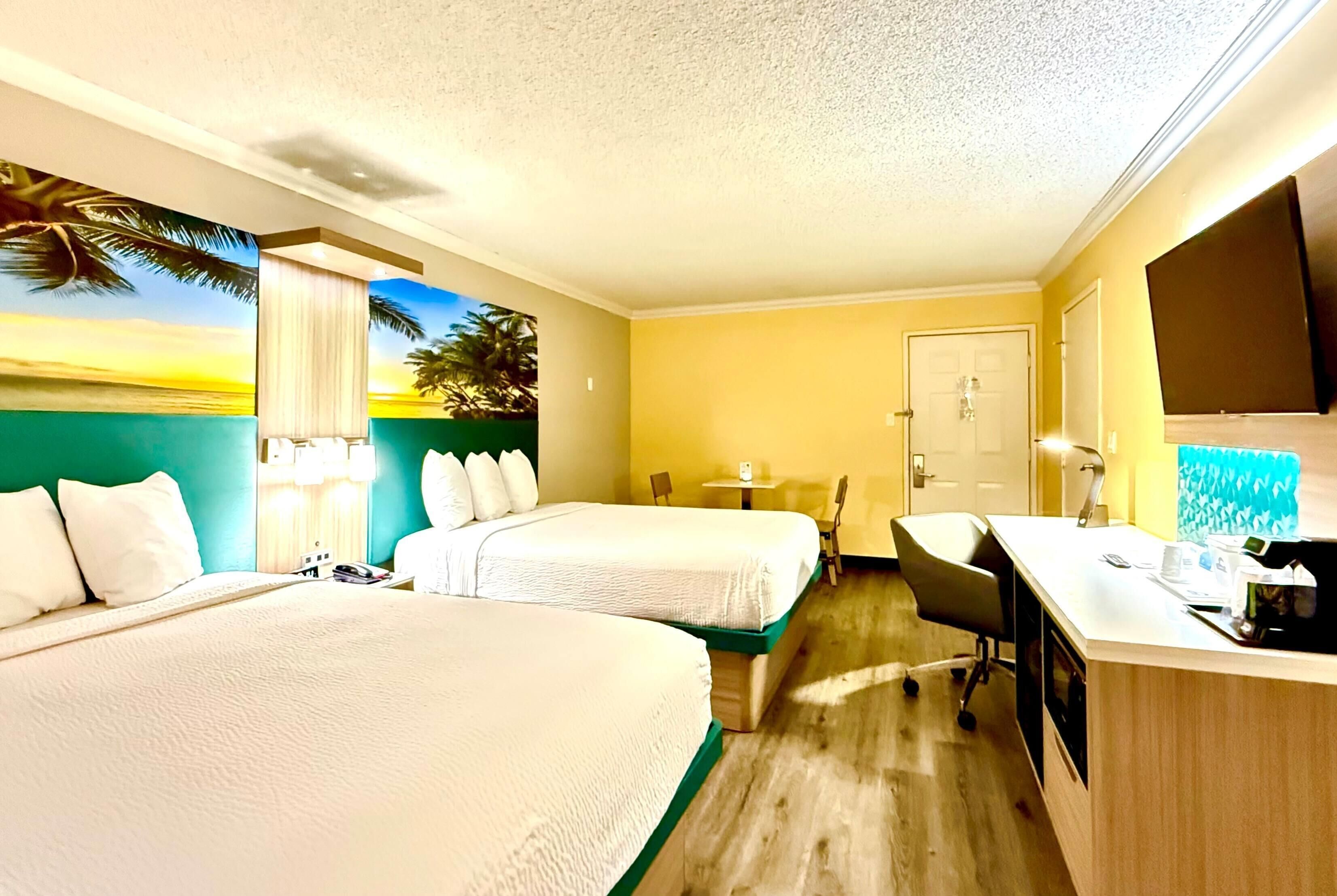 Værelse - 2 queensize-senge - køleskab og mikrobølgeovn | Premium-sengetøj, pengeskab på værelset, skrivebord