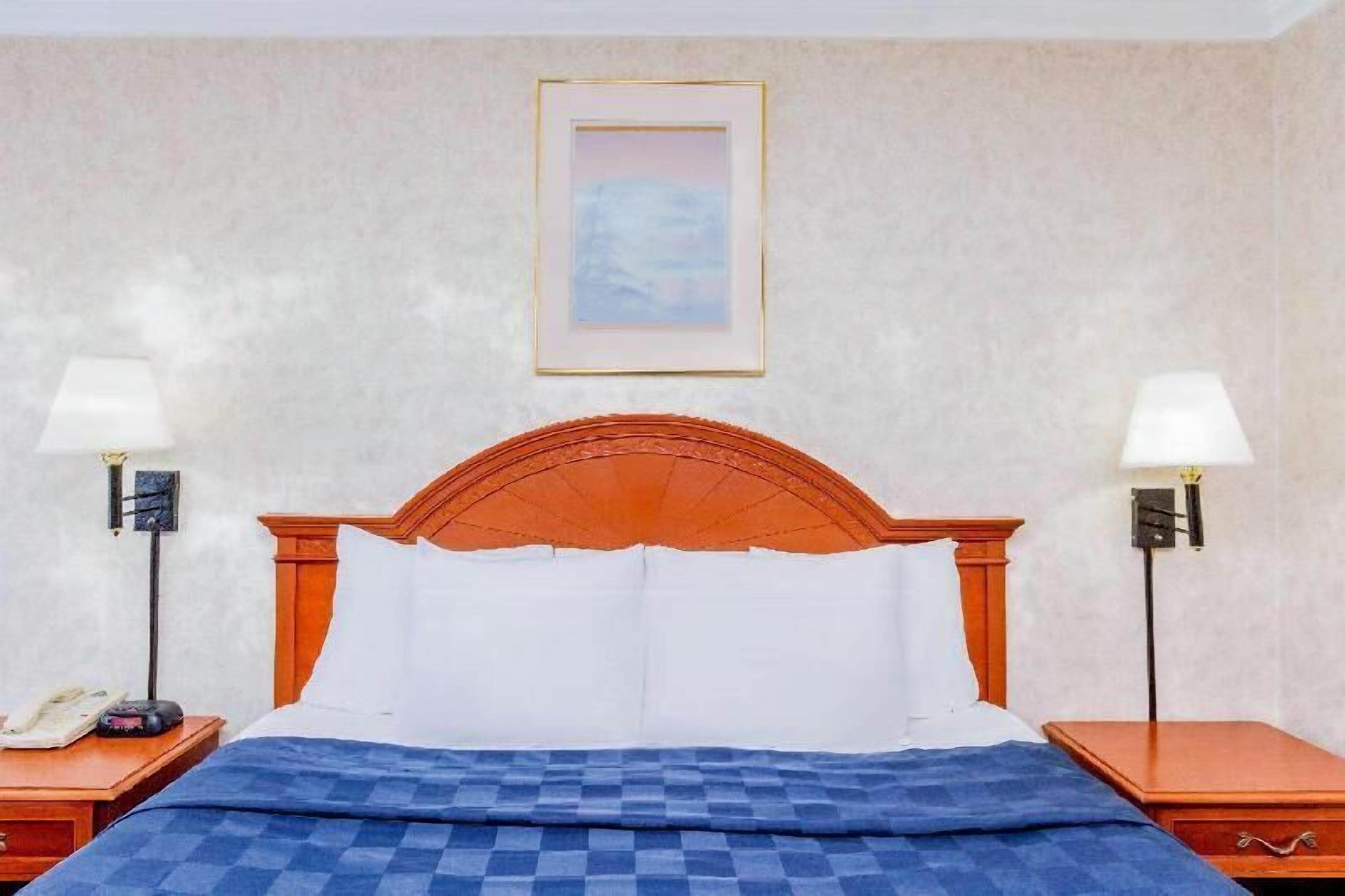 Premium bedding, in-room safe, desk, laptop workspace