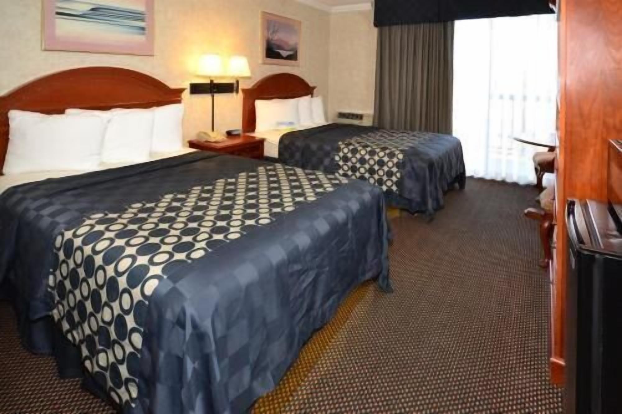 Premium bedding, in-room safe, desk, laptop workspace