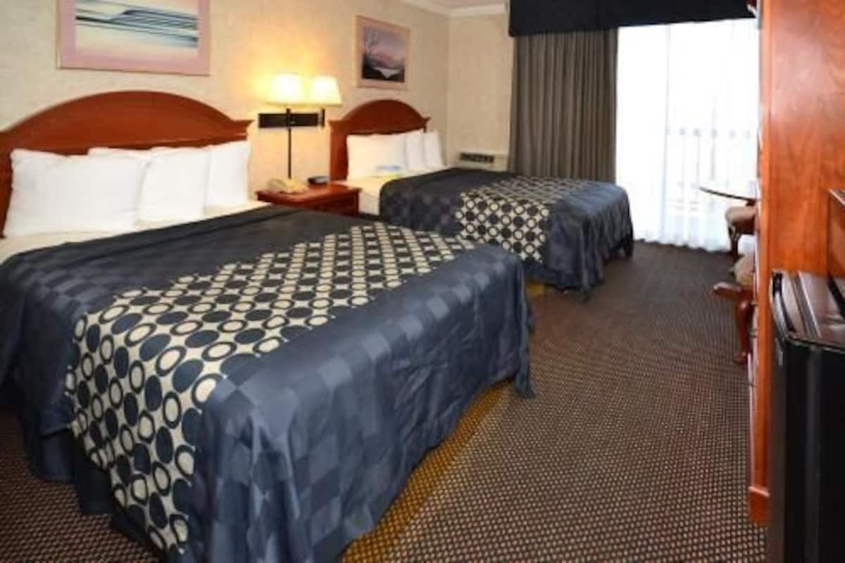 Premium bedding, in-room safe, desk, laptop workspace