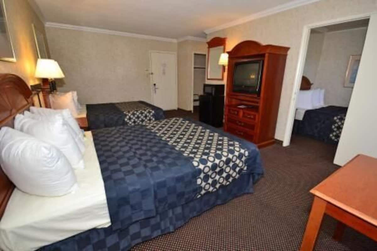 Premium bedding, in-room safe, desk, laptop workspace