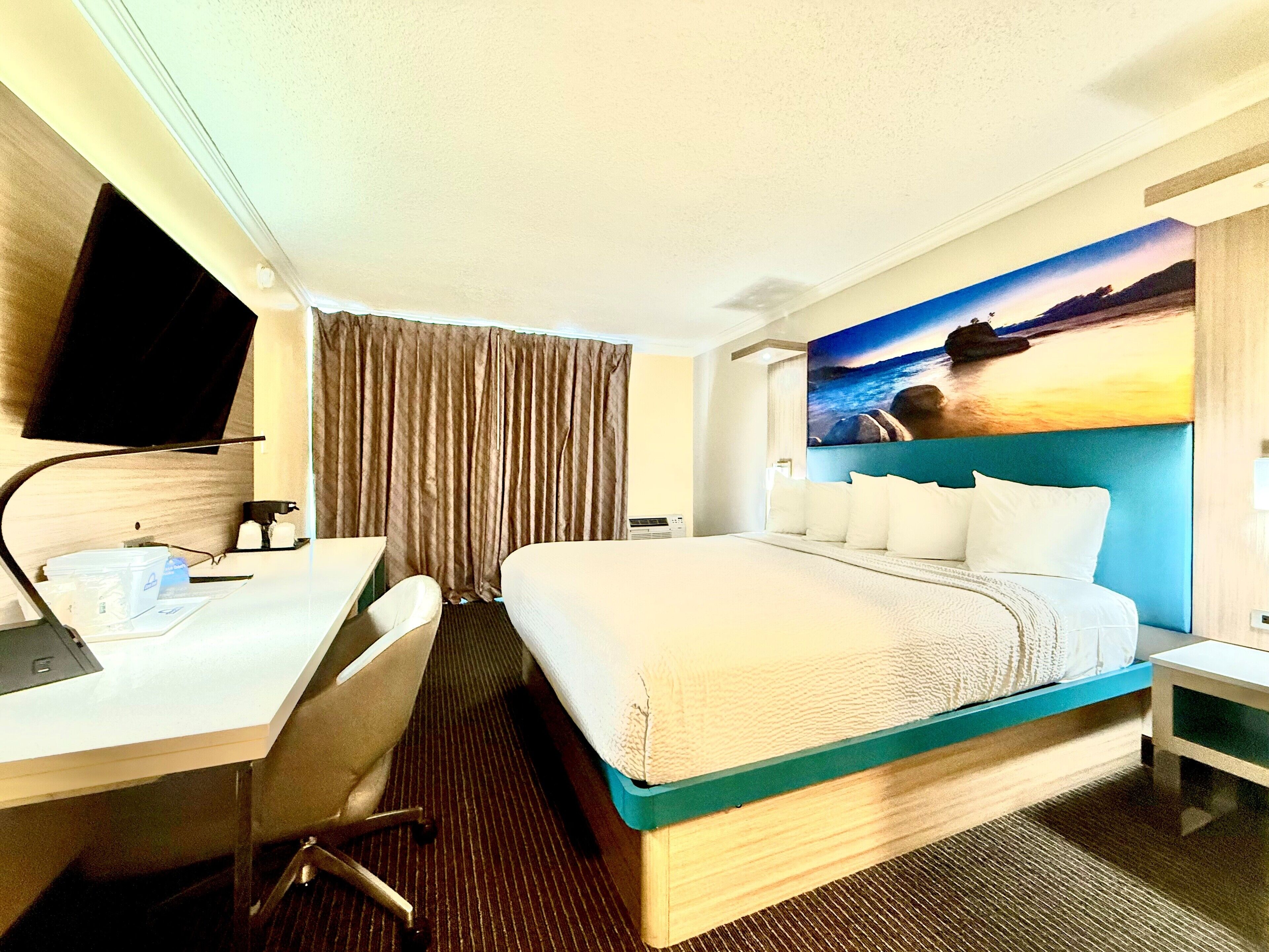 Ylelliset vuodevaatteet, tallelokero huoneessa, työpöytä