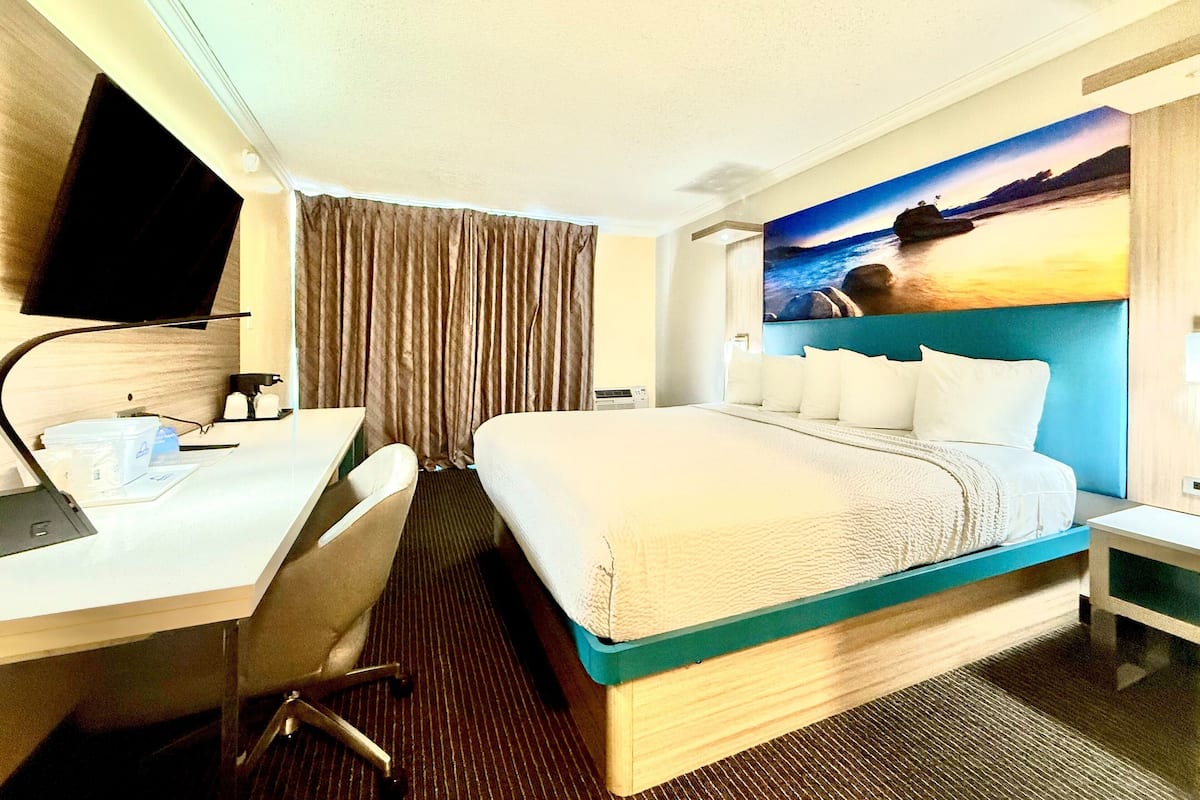 Ylelliset vuodevaatteet, tallelokero huoneessa, työpöytä