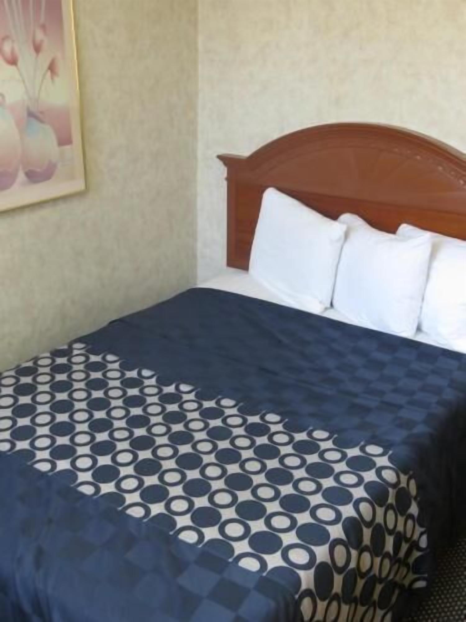 Premium bedding, in-room safe, desk, laptop workspace
