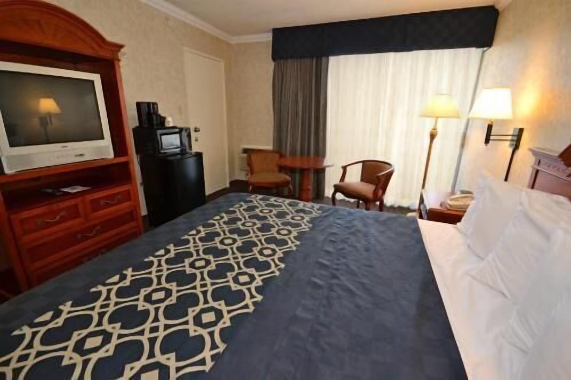 Premium bedding, in-room safe, desk, laptop workspace