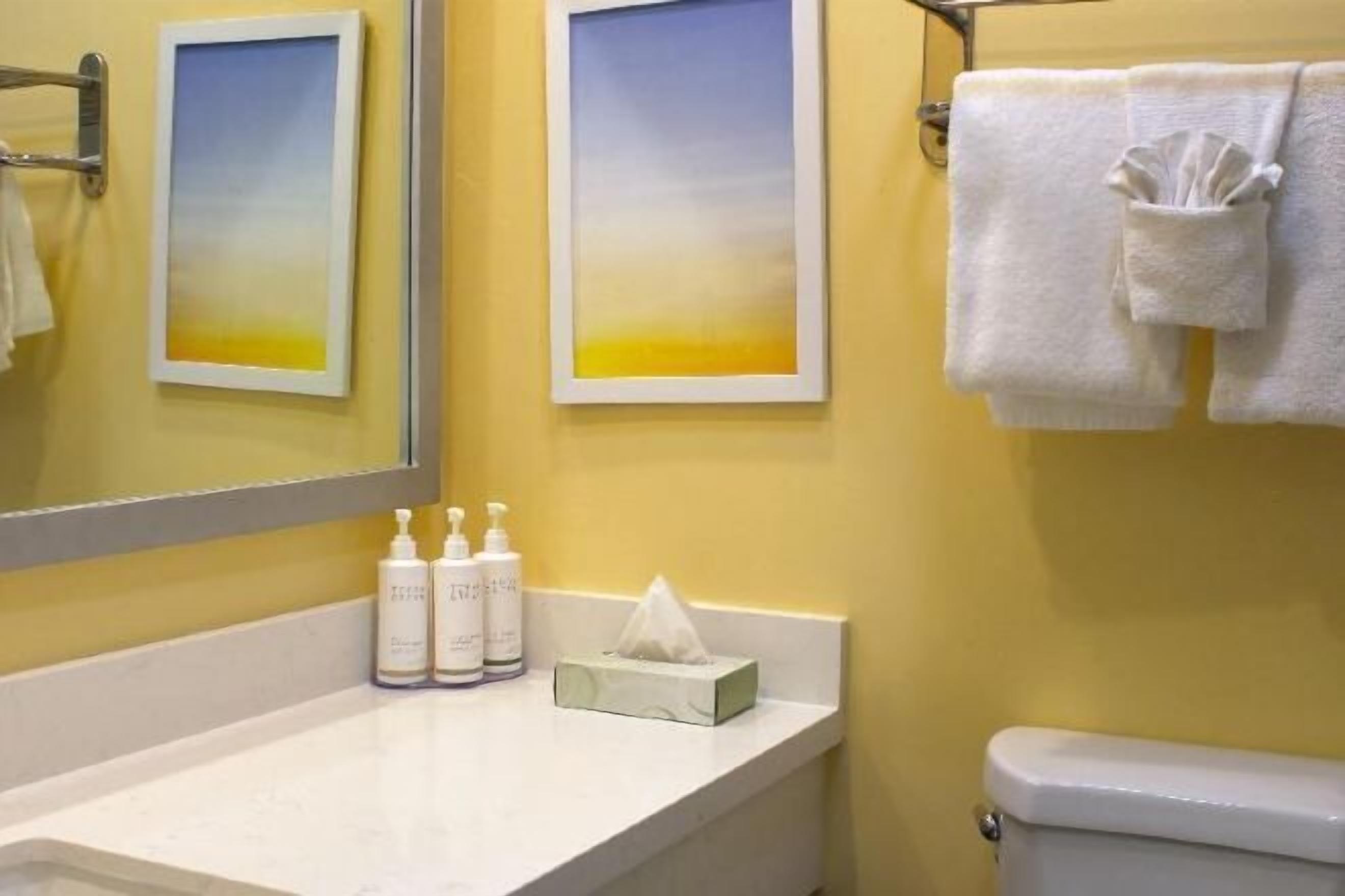 Badkamer | Gratis toiletartikelen, een haardroger, handdoeken