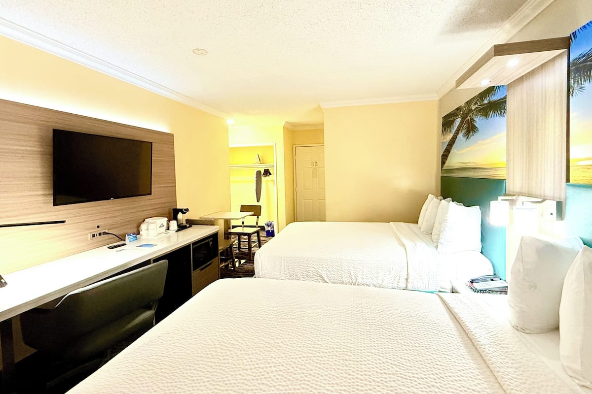 Ylelliset vuodevaatteet, tallelokero huoneessa, työpöytä