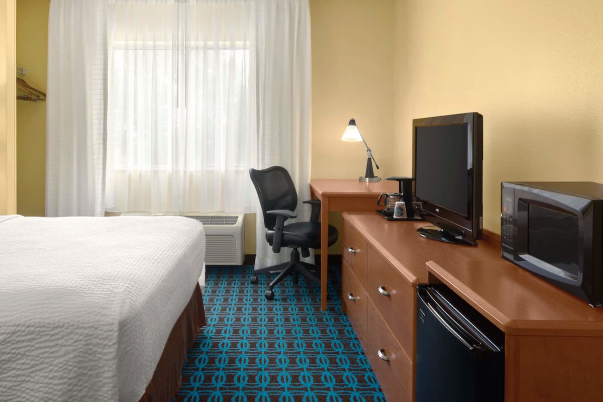 Premium bedding, desk, iron/ironing board, free WiFi