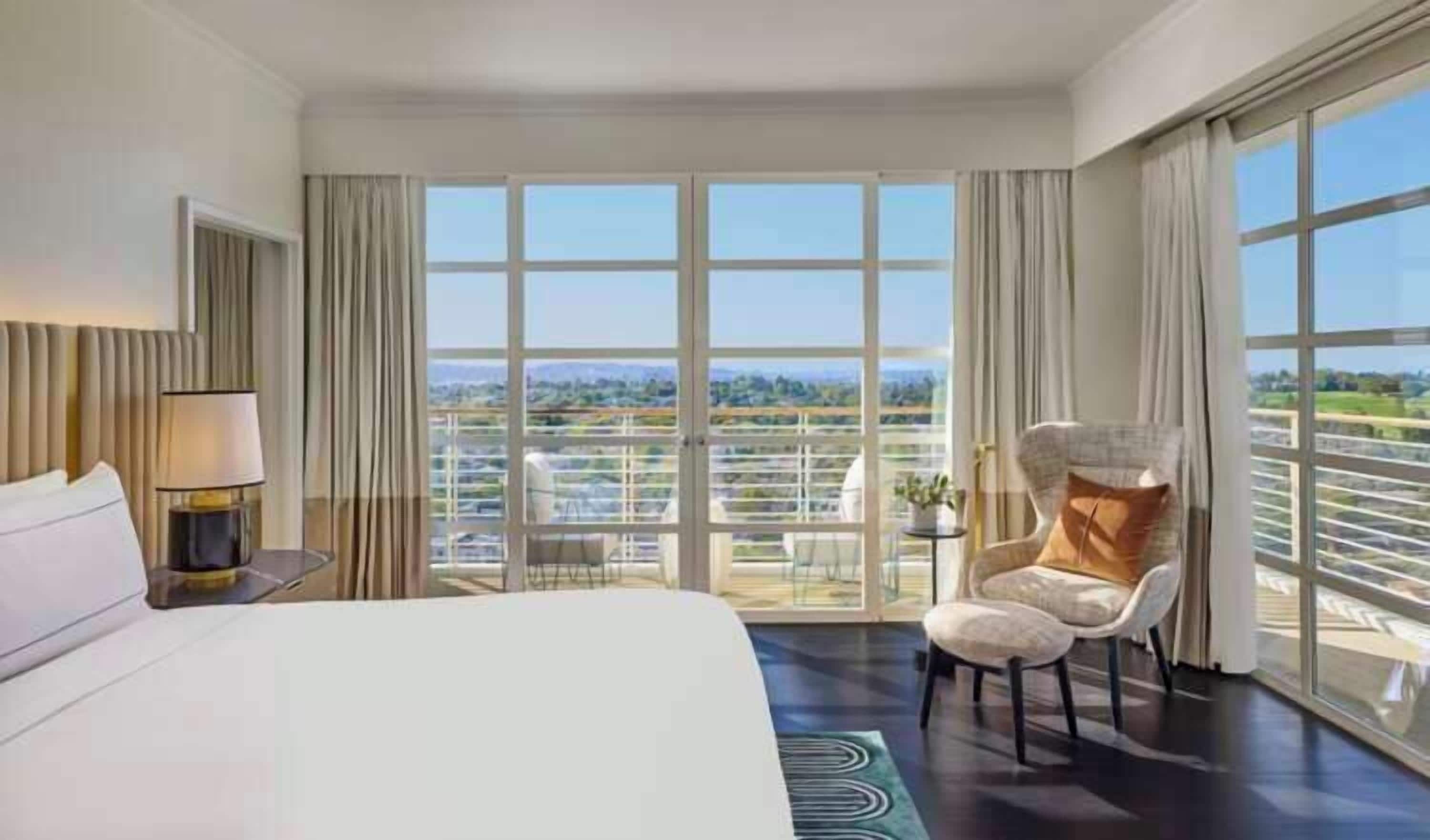 Suíte com design assinado, 1 cama King, sacada | Roupas de cama premium, edredons de pluma, camas com colchões pillow-top