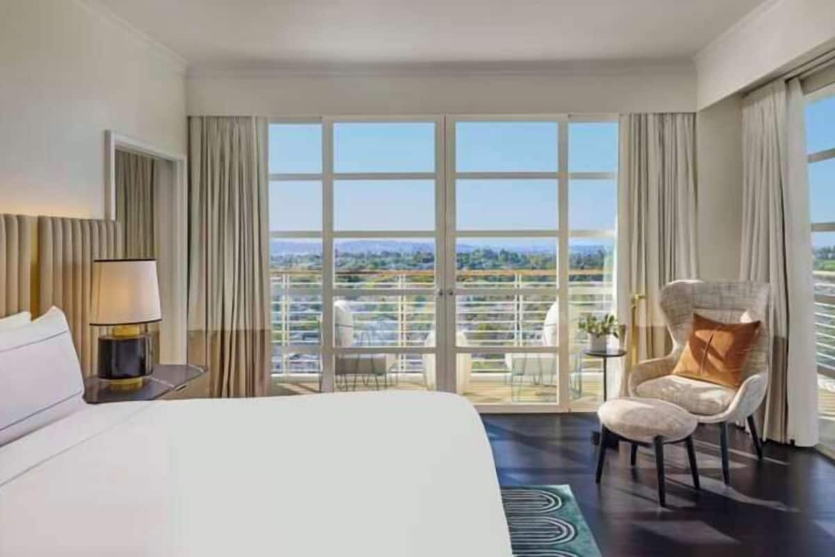 Signature Suite, 1 King Bed, Balcony | Premium bedding, down duvets, pillow-top beds, minibar