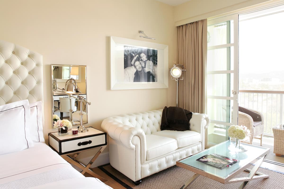 Télévision à écran plat de 65 pouces avec chaînes par câble, télévision