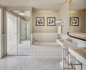 Suite, 1 King-Bett, Balkon (Beverly Hills) | Dusche im Bad