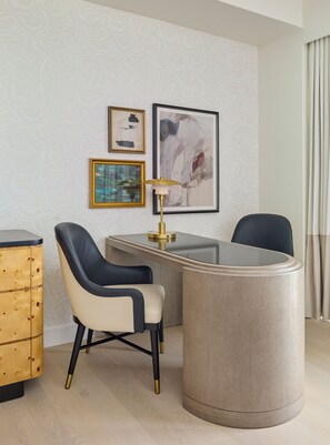 高級寝具、羽毛の掛け布団、ピロートップベッド、ミニバー