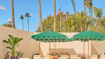 Alberca al aire libre, acceso de 11:00 a 18:00, y camastros