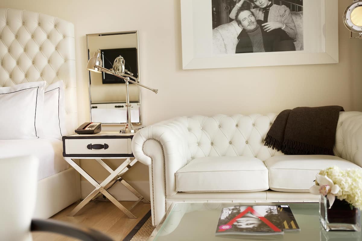 65 インチの薄型テレビ (ケーブル放送視聴可)、テレビ