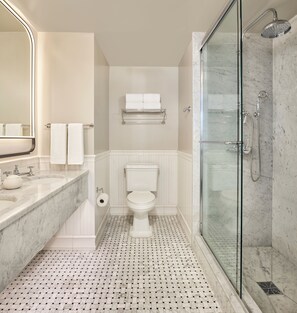 高級寝具、羽毛の掛け布団、ピロートップベッド、ミニバー