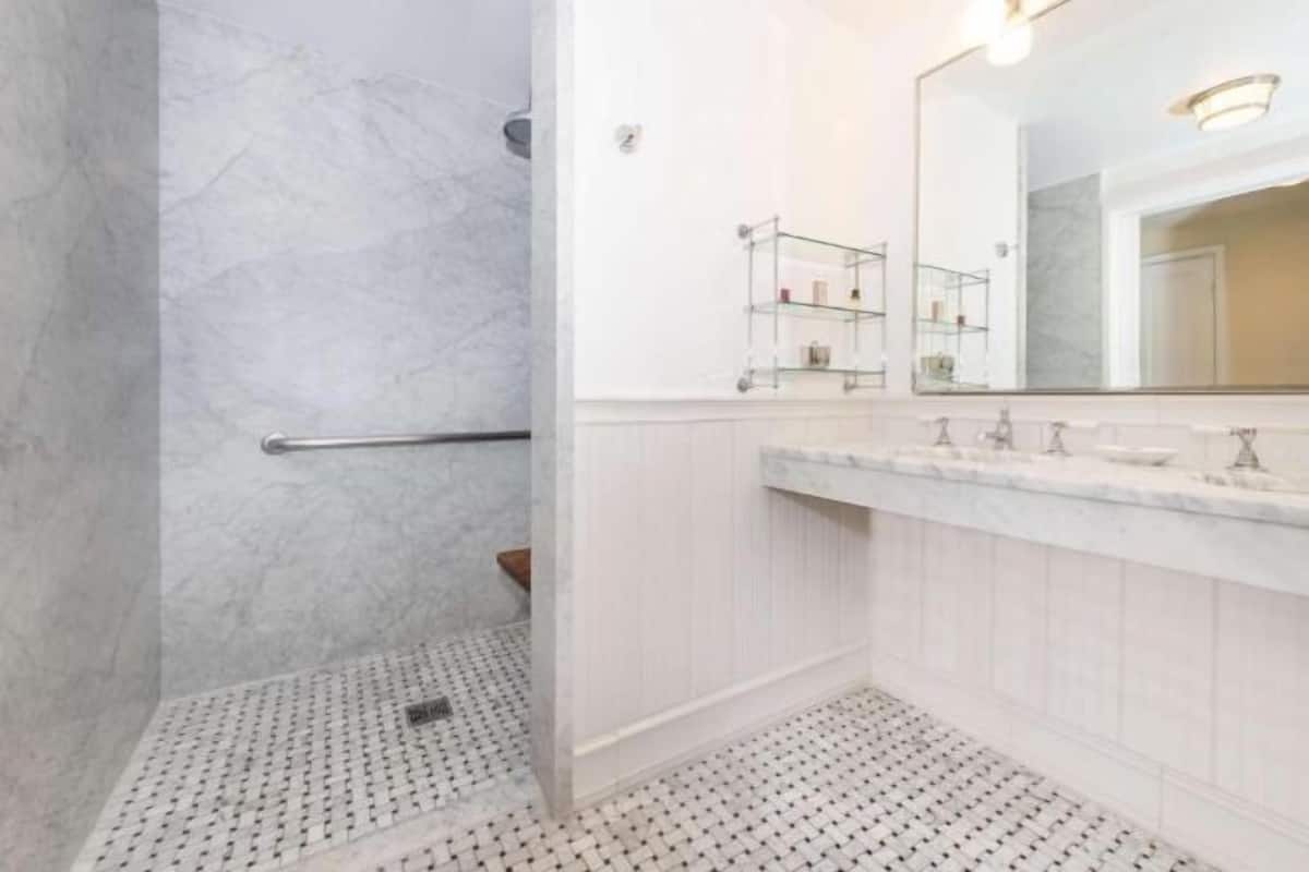 Combined shower/tub, free toiletries, hair dryer, bathrobes