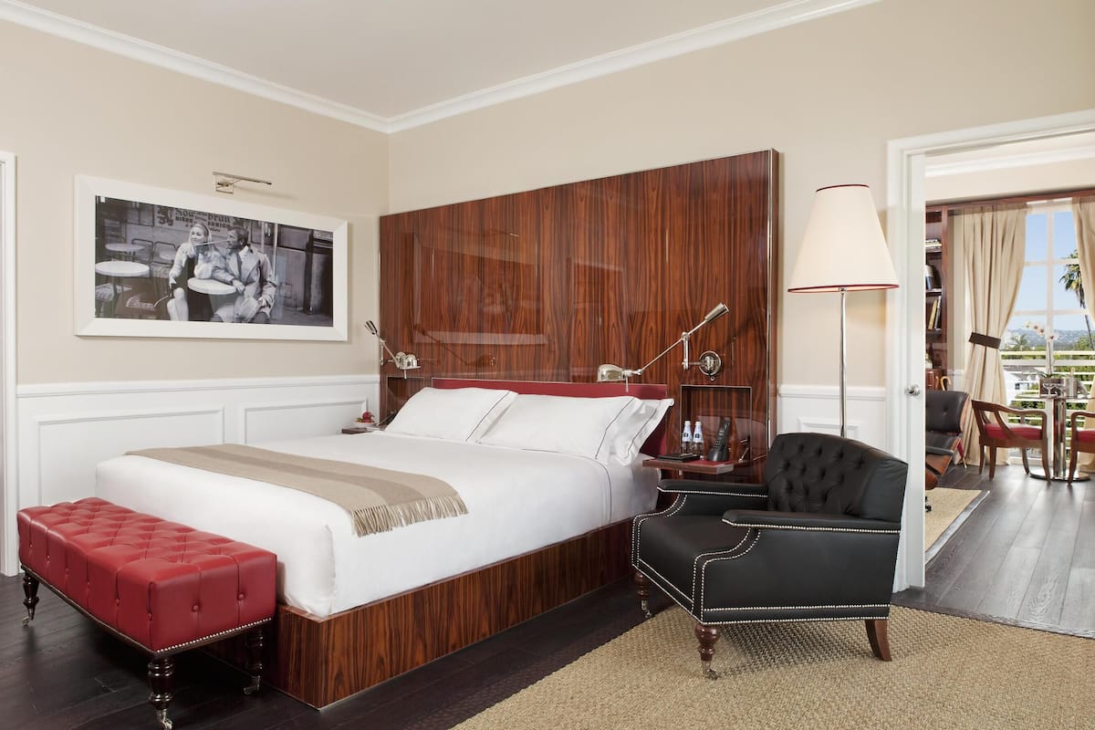 高級寝具、羽毛の掛け布団、ピロートップベッド、ミニバー