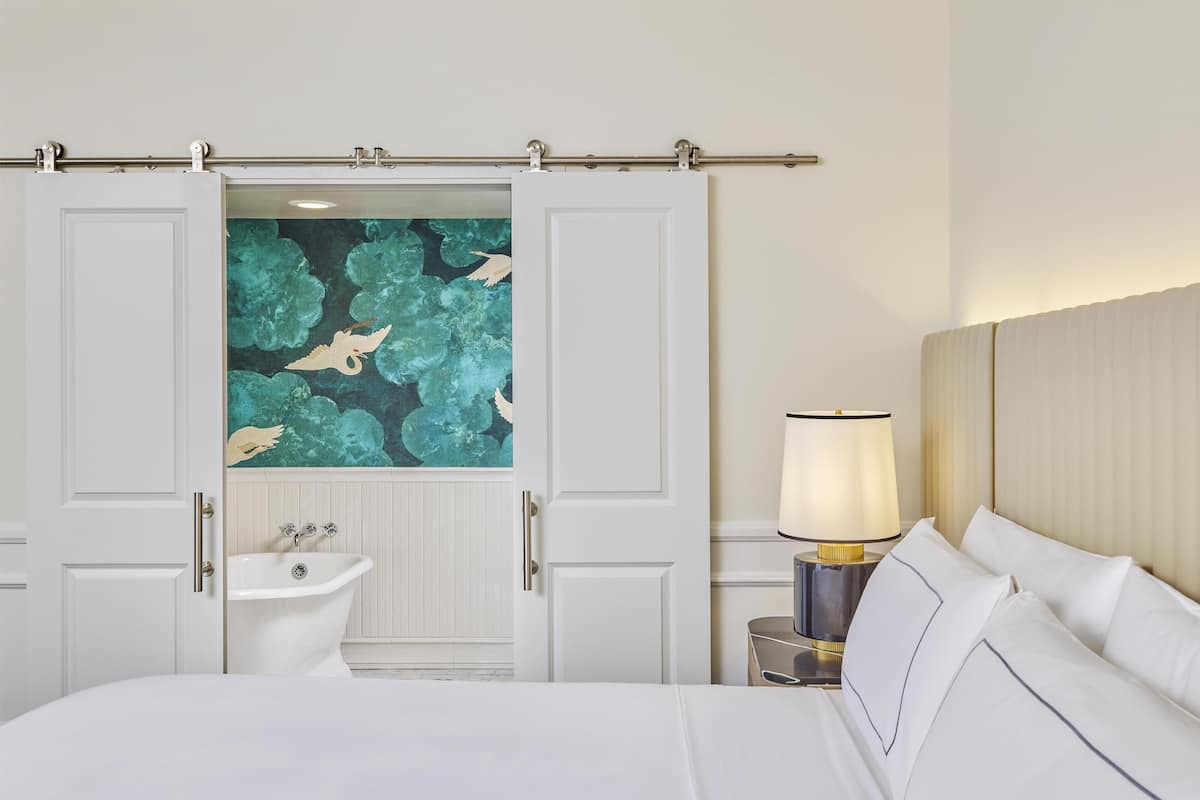 シグネチャー スイート キングベッド 1 台 バルコニー | 高級寝具、羽毛の掛け布団、ピロートップベッド、ミニバー