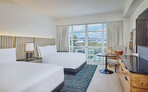 プレミアム ルーム ダブルベッド 2 台 バルコニー (Beverly Hills View) | 高級寝具、羽毛の掛け布団、ピロートップベッド、ミニバー