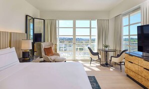 Premium bedding, down duvets, pillow-top beds, minibar - Cameo Beverly Hills, LXR Hotels & Resorts (Los Angeles)