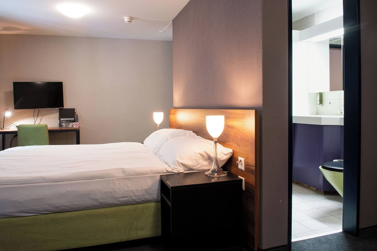 Triple Room | Hypo-allergenic bedding available, minibar, in-room safe, desk