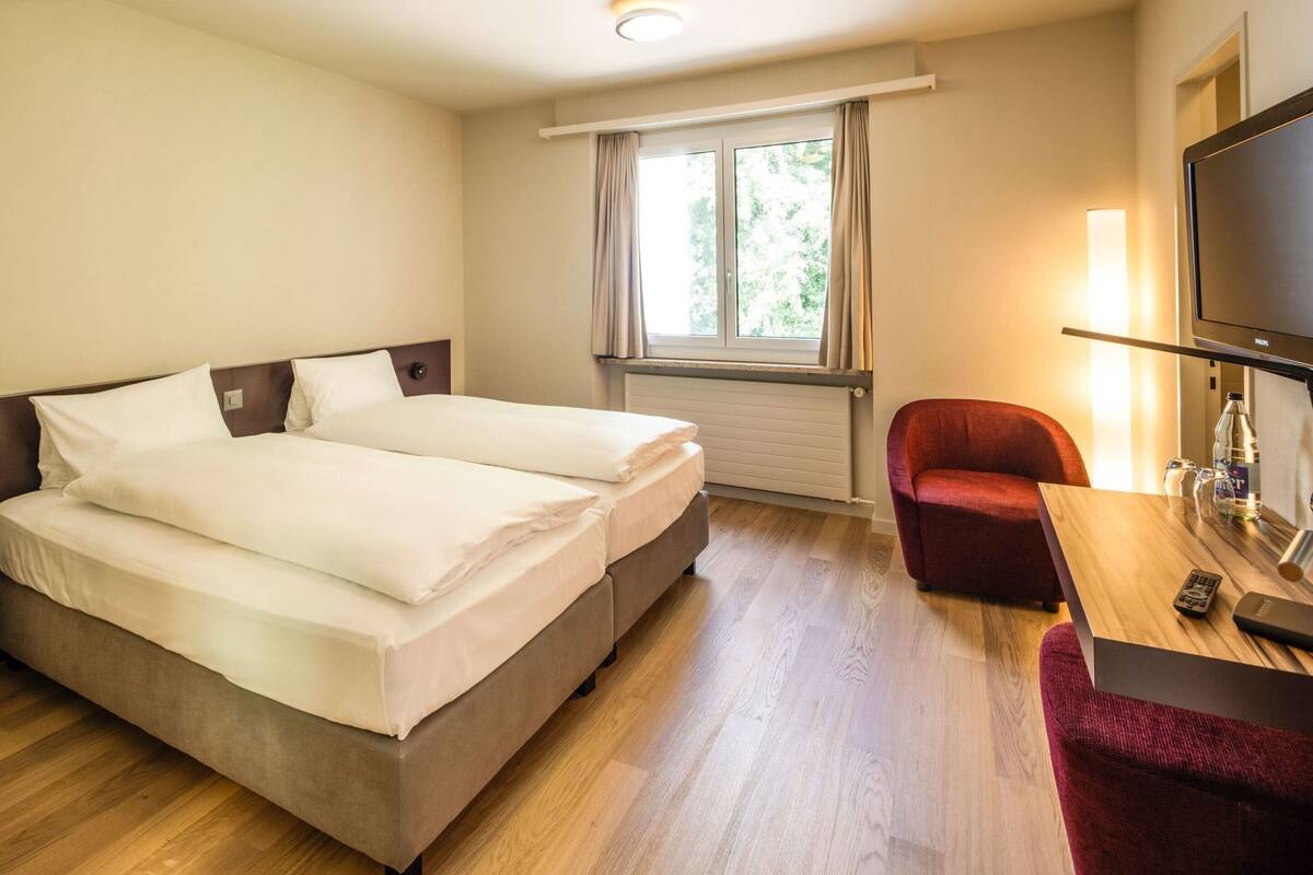 Literie hypoallergénique, minibar, coffres-forts dans les chambres