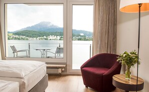 Chambre Classique avec lits jumeaux, balcon, vue lac