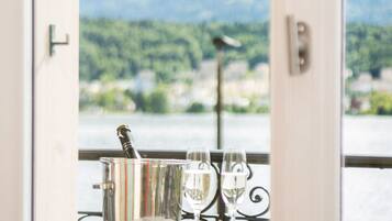 Habitación superior con 1 cama matrimonial o 2 individuales, balcón, vista al lago | Terraza o patio