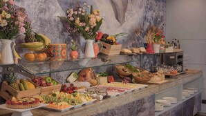 A buffet with a variety of fruits, vegetables, and cheeses. - NH Catania Centro (Catania)