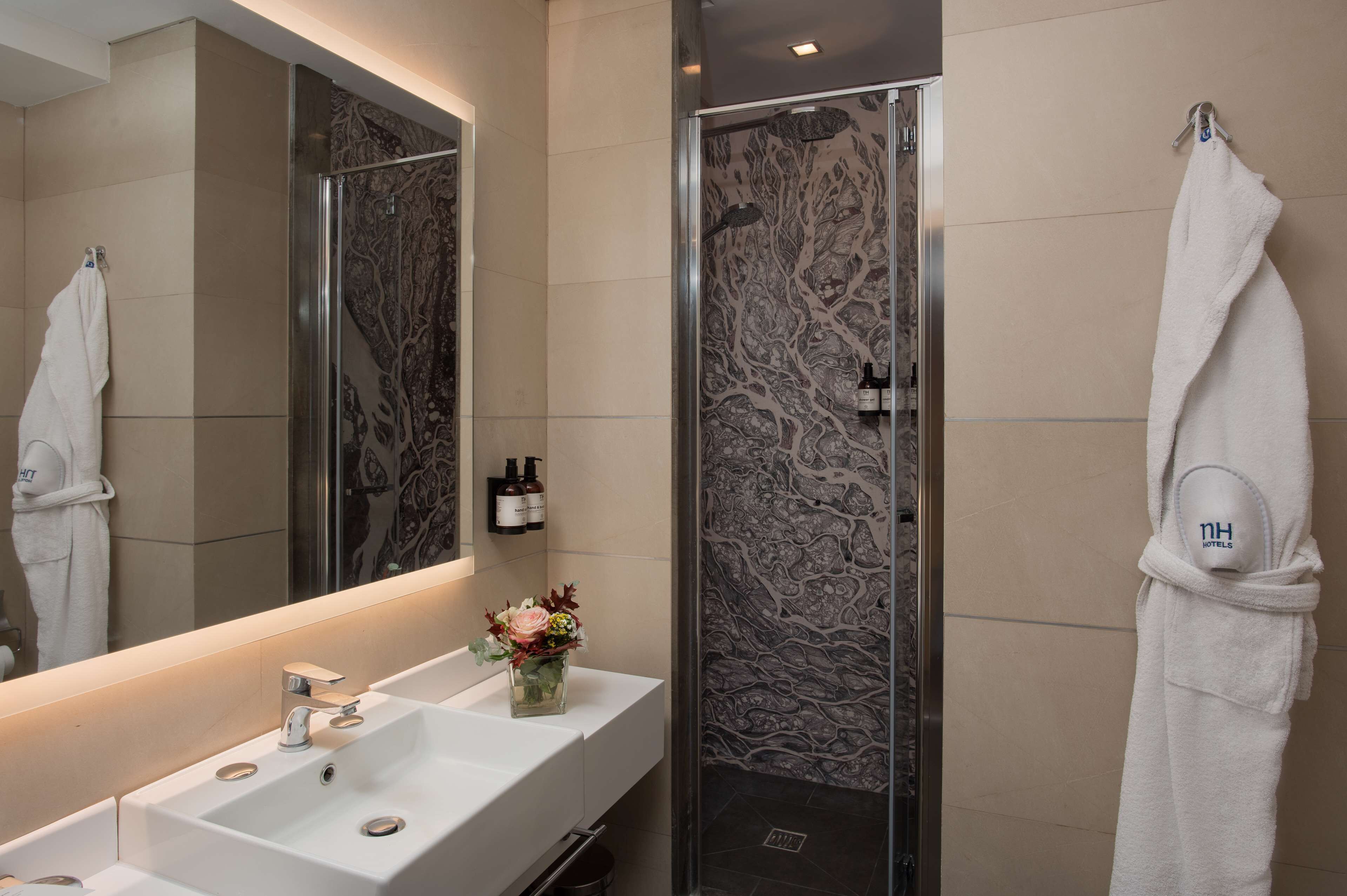 combined shower/bathtub, eco-friendly toiletries, hair dryer, bidet