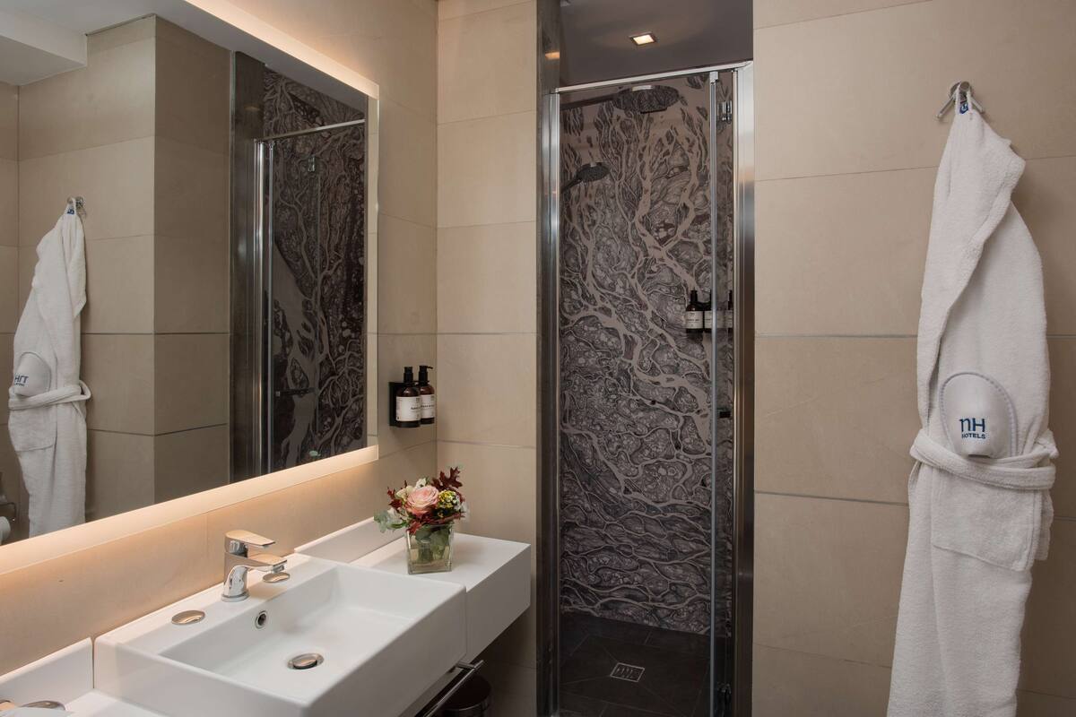 combined shower/bathtub, eco-friendly toiletries, hair dryer, bidet