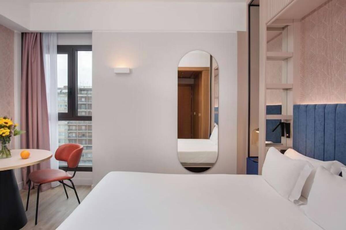 Minibar, caja de seguridad en la habitación y escritorio