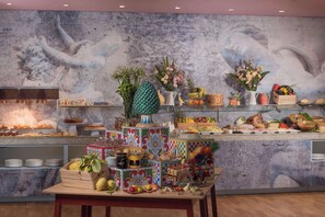 Petit déjeuner buffet servi tous les jours en supplément